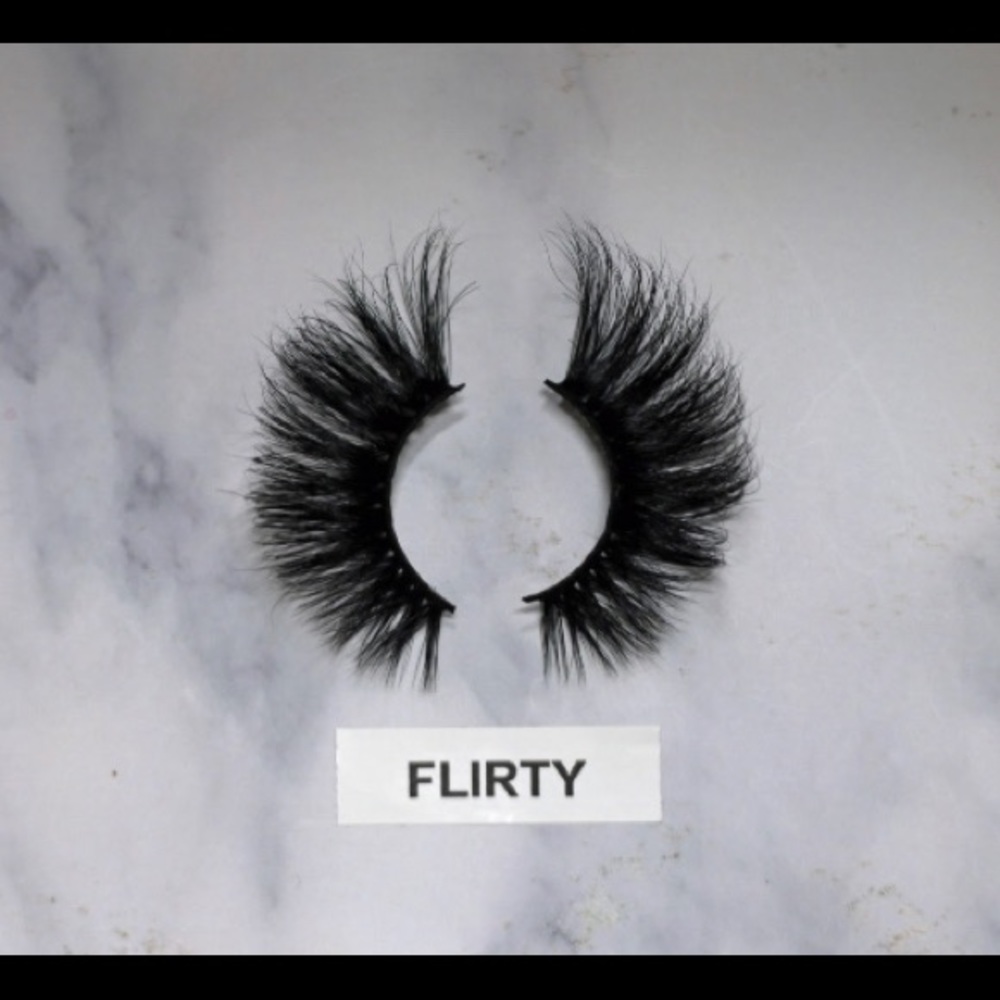 Illegally long 25 mm lashes